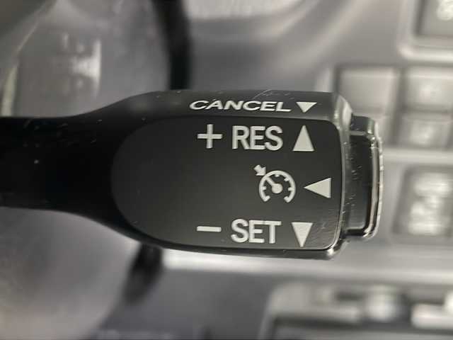 トヨタ ノア ハイブリッド Si ダブルバイビー 沖縄県 2018(平30)年 8.2万km ホワイトパールクリスタルシャイン 禁煙車　/７人乗り　/純正９インチナビ　/（フルセグＴＶ　ＣＤ　ＤＶＤ　Ｂｌｕｅｔｏｏｔｈ）　/純正フリップダウンモニター　/両側パワースライドドア　/前後ドライブレコーダー　/ビルトインＥＴＣ２．０/トヨタセーフティセンス/・プリクラッシュセーフティ/・レーンディパーチャーアラート/・オートマチックハイビーム/クルーズコントロール/ステアリングスイッチ/ハーフレザーシート/シートヒーター/LEDヘッドライト/純正アルミホイール