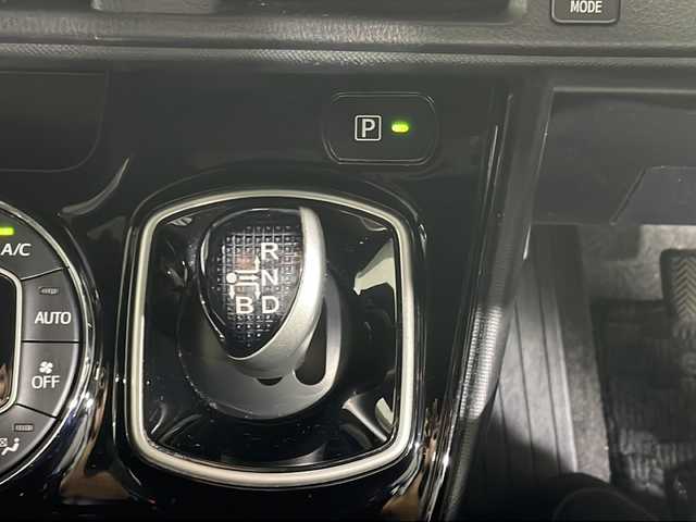 トヨタ ノア ハイブリッド Si ダブルバイビー 沖縄県 2018(平30)年 8.2万km ホワイトパールクリスタルシャイン 禁煙車　/７人乗り　/純正９インチナビ　/（フルセグＴＶ　ＣＤ　ＤＶＤ　Ｂｌｕｅｔｏｏｔｈ）　/純正フリップダウンモニター　/両側パワースライドドア　/前後ドライブレコーダー　/ビルトインＥＴＣ２．０/トヨタセーフティセンス/・プリクラッシュセーフティ/・レーンディパーチャーアラート/・オートマチックハイビーム/クルーズコントロール/ステアリングスイッチ/ハーフレザーシート/シートヒーター/LEDヘッドライト/純正アルミホイール