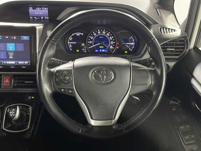 トヨタ ノア ハイブリッド Si ダブルバイビー 沖縄県 2018(平30)年 8.2万km ホワイトパールクリスタルシャイン 禁煙車　/７人乗り　/純正９インチナビ　/（フルセグＴＶ　ＣＤ　ＤＶＤ　Ｂｌｕｅｔｏｏｔｈ）　/純正フリップダウンモニター　/両側パワースライドドア　/前後ドライブレコーダー　/ビルトインＥＴＣ２．０/トヨタセーフティセンス/・プリクラッシュセーフティ/・レーンディパーチャーアラート/・オートマチックハイビーム/クルーズコントロール/ステアリングスイッチ/ハーフレザーシート/シートヒーター/LEDヘッドライト/純正アルミホイール