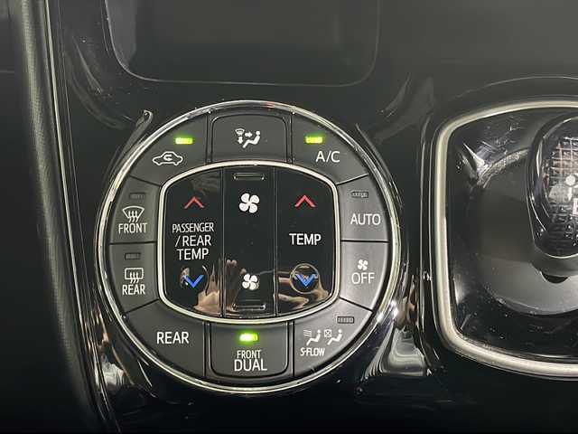 トヨタ ノア ハイブリッド Si ダブルバイビー 沖縄県 2018(平30)年 8.2万km ホワイトパールクリスタルシャイン 禁煙車　/７人乗り　/純正９インチナビ　/（フルセグＴＶ　ＣＤ　ＤＶＤ　Ｂｌｕｅｔｏｏｔｈ）　/純正フリップダウンモニター　/両側パワースライドドア　/前後ドライブレコーダー　/ビルトインＥＴＣ２．０/トヨタセーフティセンス/・プリクラッシュセーフティ/・レーンディパーチャーアラート/・オートマチックハイビーム/クルーズコントロール/ステアリングスイッチ/ハーフレザーシート/シートヒーター/LEDヘッドライト/純正アルミホイール