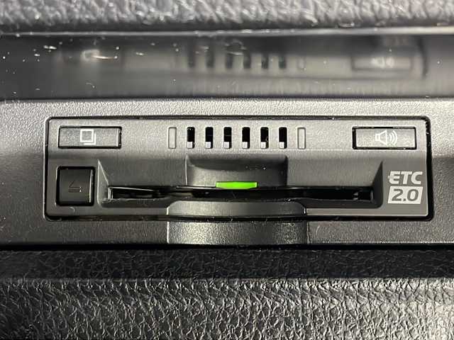 トヨタ ノア ハイブリッド Si ダブルバイビー 沖縄県 2018(平30)年 8.2万km ホワイトパールクリスタルシャイン 禁煙車　/７人乗り　/純正９インチナビ　/（フルセグＴＶ　ＣＤ　ＤＶＤ　Ｂｌｕｅｔｏｏｔｈ）　/純正フリップダウンモニター　/両側パワースライドドア　/前後ドライブレコーダー　/ビルトインＥＴＣ２．０/トヨタセーフティセンス/・プリクラッシュセーフティ/・レーンディパーチャーアラート/・オートマチックハイビーム/クルーズコントロール/ステアリングスイッチ/ハーフレザーシート/シートヒーター/LEDヘッドライト/純正アルミホイール