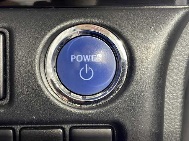 トヨタ ノア ハイブリッド Si ダブルバイビー 沖縄県 2018(平30)年 8.2万km ホワイトパールクリスタルシャイン 禁煙車　/７人乗り　/純正９インチナビ　/（フルセグＴＶ　ＣＤ　ＤＶＤ　Ｂｌｕｅｔｏｏｔｈ）　/純正フリップダウンモニター　/両側パワースライドドア　/前後ドライブレコーダー　/ビルトインＥＴＣ２．０/トヨタセーフティセンス/・プリクラッシュセーフティ/・レーンディパーチャーアラート/・オートマチックハイビーム/クルーズコントロール/ステアリングスイッチ/ハーフレザーシート/シートヒーター/LEDヘッドライト/純正アルミホイール