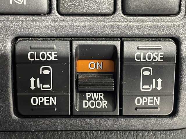 トヨタ ノア ハイブリッド Si ダブルバイビー 沖縄県 2018(平30)年 8.2万km ホワイトパールクリスタルシャイン 禁煙車　/７人乗り　/純正９インチナビ　/（フルセグＴＶ　ＣＤ　ＤＶＤ　Ｂｌｕｅｔｏｏｔｈ）　/純正フリップダウンモニター　/両側パワースライドドア　/前後ドライブレコーダー　/ビルトインＥＴＣ２．０/トヨタセーフティセンス/・プリクラッシュセーフティ/・レーンディパーチャーアラート/・オートマチックハイビーム/クルーズコントロール/ステアリングスイッチ/ハーフレザーシート/シートヒーター/LEDヘッドライト/純正アルミホイール