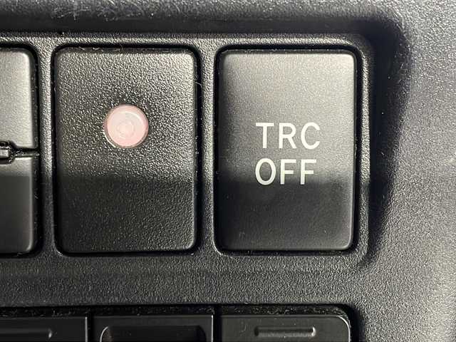 トヨタ ノア ハイブリッド Si ダブルバイビー 沖縄県 2018(平30)年 8.2万km ホワイトパールクリスタルシャイン 禁煙車　/７人乗り　/純正９インチナビ　/（フルセグＴＶ　ＣＤ　ＤＶＤ　Ｂｌｕｅｔｏｏｔｈ）　/純正フリップダウンモニター　/両側パワースライドドア　/前後ドライブレコーダー　/ビルトインＥＴＣ２．０/トヨタセーフティセンス/・プリクラッシュセーフティ/・レーンディパーチャーアラート/・オートマチックハイビーム/クルーズコントロール/ステアリングスイッチ/ハーフレザーシート/シートヒーター/LEDヘッドライト/純正アルミホイール