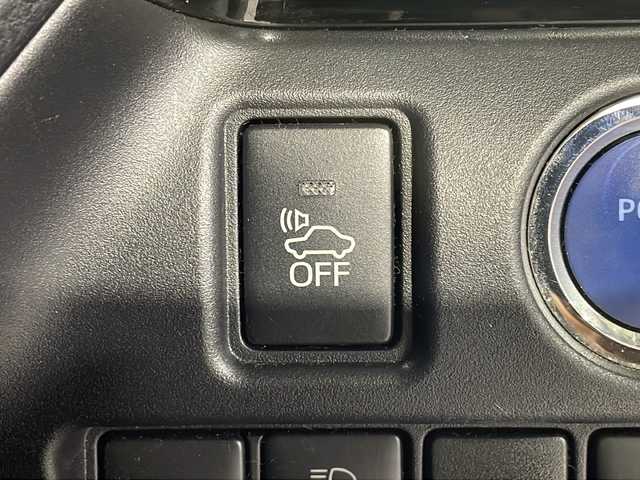 トヨタ ノア ハイブリッド Si ダブルバイビー 沖縄県 2018(平30)年 8.2万km ホワイトパールクリスタルシャイン 禁煙車　/７人乗り　/純正９インチナビ　/（フルセグＴＶ　ＣＤ　ＤＶＤ　Ｂｌｕｅｔｏｏｔｈ）　/純正フリップダウンモニター　/両側パワースライドドア　/前後ドライブレコーダー　/ビルトインＥＴＣ２．０/トヨタセーフティセンス/・プリクラッシュセーフティ/・レーンディパーチャーアラート/・オートマチックハイビーム/クルーズコントロール/ステアリングスイッチ/ハーフレザーシート/シートヒーター/LEDヘッドライト/純正アルミホイール