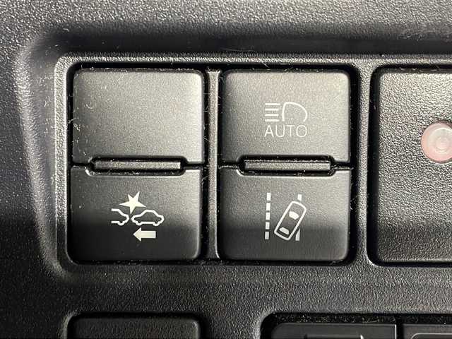 トヨタ ノア ハイブリッド Si ダブルバイビー 沖縄県 2018(平30)年 8.2万km ホワイトパールクリスタルシャイン 禁煙車　/７人乗り　/純正９インチナビ　/（フルセグＴＶ　ＣＤ　ＤＶＤ　Ｂｌｕｅｔｏｏｔｈ）　/純正フリップダウンモニター　/両側パワースライドドア　/前後ドライブレコーダー　/ビルトインＥＴＣ２．０/トヨタセーフティセンス/・プリクラッシュセーフティ/・レーンディパーチャーアラート/・オートマチックハイビーム/クルーズコントロール/ステアリングスイッチ/ハーフレザーシート/シートヒーター/LEDヘッドライト/純正アルミホイール