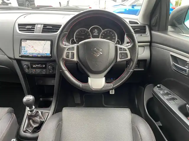 スズキ スイフト スポーツ 埼玉県 2013(平25)年 9.4万km スノーホワイトパール /社外メモリーナビ//フルセグTV//CD/DVD/Bluetooth//クルーズコントロール//ビルトインETC//スマートキー×2//キセノン//Wエアバッグ&ABS//横滑り防止装置//オートライト//革巻きステアリング//オートライト//Fフォグランプ//リヤスポイラー//プライバシーガラス//ドアバイザー//社外エアクリーナー//社外マフラー//純正17インチAW//新車時保証書//取扱説明書//ナビ取説