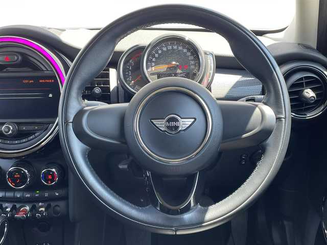 ＭＩＮＩ ミニ クーパー D 東京都 2018(平30)年 2.7万km チリ・レッド 純正ナビ/本革【黒】/シートヒーター/LEDヘッドライト/ドラレコ/アイドリングストップ/オットマン/スペアキー×１　記録簿