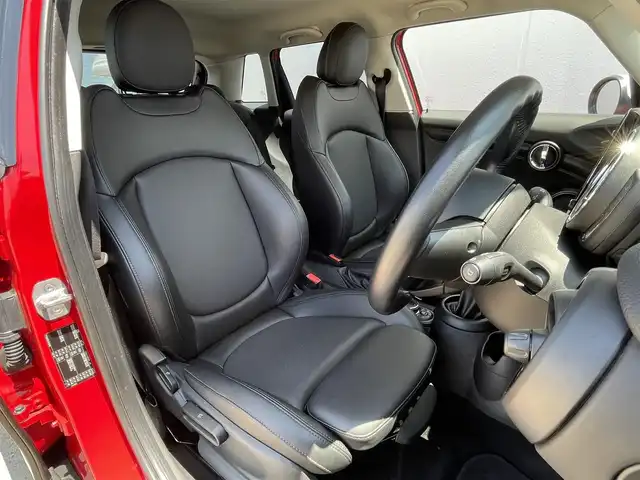 ＭＩＮＩ ミニ クーパー D 東京都 2018(平30)年 2.7万km チリ・レッド 純正ナビ/本革【黒】/シートヒーター/LEDヘッドライト/ドラレコ/アイドリングストップ/オットマン/スペアキー×１　記録簿