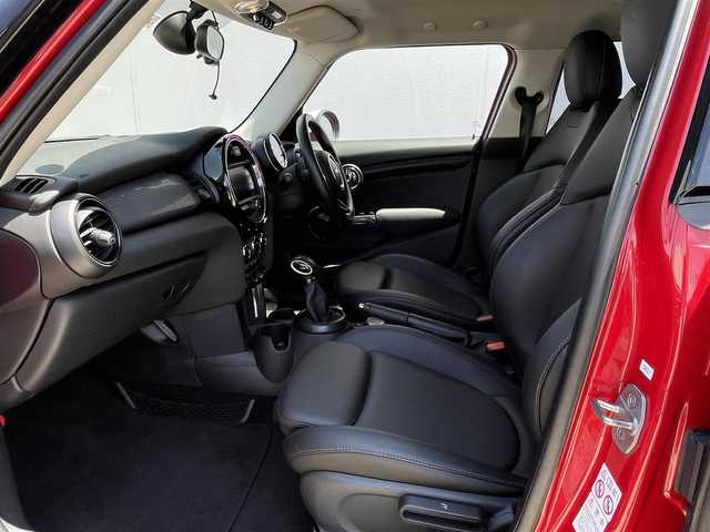 ＭＩＮＩ ミニ クーパー D 東京都 2018(平30)年 2.7万km チリ・レッド 純正ナビ/本革【黒】/シートヒーター/LEDヘッドライト/ドラレコ/アイドリングストップ/オットマン/スペアキー×１　記録簿