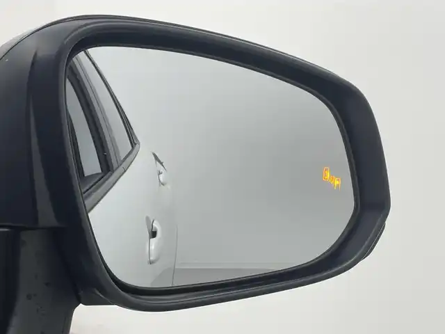 トヨタ カローラ クロス ハイブリッド Z 熊本県 2024(令6)年 1.1万km アティチュードブラックマイカ/プラチナホワイトパールマイカ トヨタチームメイト/禁煙車　/ガラスルーフ　/純正ドライブレコーダー　/全周囲カメラ　/純正１０，５型ディスプレイオーディオ　/ビルトインＥＴＣ２．０　/トヨタセーフティーセンス/・プリクラッシュセーフティ/・ロードサインアシスト/・レーンディパーチャーアラート/・レーダークルーズコントロール/・オートマチックハイビーム/・ブラインドスポットモニター/前後クリアランスソナー　/前席シートヒーター　/運転席パワーシート/パワーバックドア/ハーフレザーシート/純正フロアマット/純正１８インチAW/オートライト/LEDヘッドライト/フォグライト/スマートキー/プッシュスタート/スペアキー1本/保証書/取扱説明書
