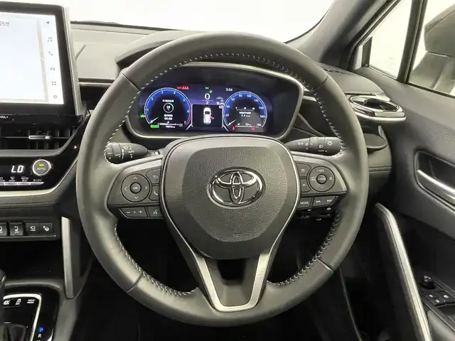 トヨタ カローラ クロス ハイブリッド Z 熊本県 2024(令6)年 1.1万km アティチュードブラックマイカ/プラチナホワイトパールマイカ トヨタチームメイト/禁煙車　/ガラスルーフ　/純正ドライブレコーダー　/全周囲カメラ　/純正１０，５型ディスプレイオーディオ　/ビルトインＥＴＣ２．０　/トヨタセーフティーセンス/・プリクラッシュセーフティ/・ロードサインアシスト/・レーンディパーチャーアラート/・レーダークルーズコントロール/・オートマチックハイビーム/・ブラインドスポットモニター/前後クリアランスソナー　/前席シートヒーター　/運転席パワーシート/パワーバックドア/ハーフレザーシート/純正フロアマット/純正１８インチAW/オートライト/LEDヘッドライト/フォグライト/スマートキー/プッシュスタート/スペアキー1本/保証書/取扱説明書
