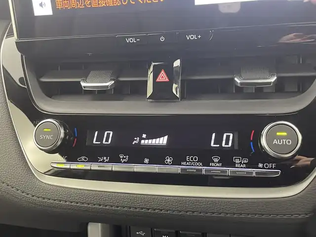 トヨタ カローラ クロス ハイブリッド Z 熊本県 2024(令6)年 1.1万km アティチュードブラックマイカ/プラチナホワイトパールマイカ トヨタチームメイト/禁煙車　/ガラスルーフ　/純正ドライブレコーダー　/全周囲カメラ　/純正１０，５型ディスプレイオーディオ　/ビルトインＥＴＣ２．０　/トヨタセーフティーセンス/・プリクラッシュセーフティ/・ロードサインアシスト/・レーンディパーチャーアラート/・レーダークルーズコントロール/・オートマチックハイビーム/・ブラインドスポットモニター/前後クリアランスソナー　/前席シートヒーター　/運転席パワーシート/パワーバックドア/ハーフレザーシート/純正フロアマット/純正１８インチAW/オートライト/LEDヘッドライト/フォグライト/スマートキー/プッシュスタート/スペアキー1本/保証書/取扱説明書