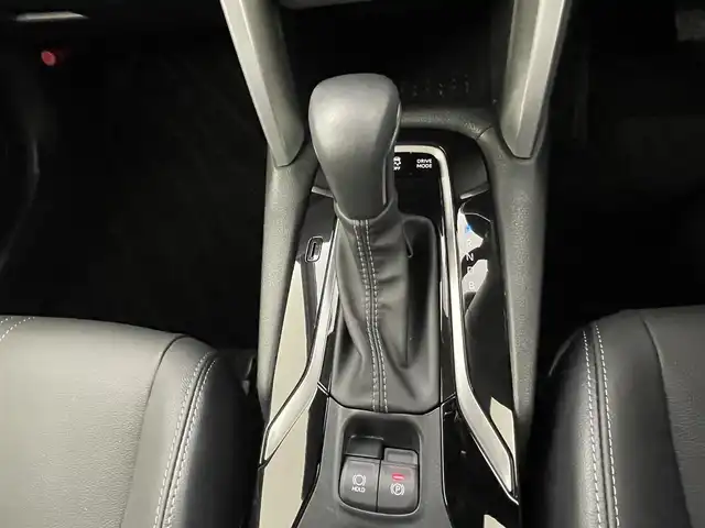 トヨタ カローラ クロス ハイブリッド Z 熊本県 2024(令6)年 1.1万km アティチュードブラックマイカ/プラチナホワイトパールマイカ トヨタチームメイト/禁煙車　/ガラスルーフ　/純正ドライブレコーダー　/全周囲カメラ　/純正１０，５型ディスプレイオーディオ　/ビルトインＥＴＣ２．０　/トヨタセーフティーセンス/・プリクラッシュセーフティ/・ロードサインアシスト/・レーンディパーチャーアラート/・レーダークルーズコントロール/・オートマチックハイビーム/・ブラインドスポットモニター/前後クリアランスソナー　/前席シートヒーター　/運転席パワーシート/パワーバックドア/ハーフレザーシート/純正フロアマット/純正１８インチAW/オートライト/LEDヘッドライト/フォグライト/スマートキー/プッシュスタート/スペアキー1本/保証書/取扱説明書