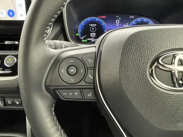 トヨタ カローラ クロス ハイブリッド Z 熊本県 2024(令6)年 1.1万km アティチュードブラックマイカ/プラチナホワイトパールマイカ トヨタチームメイト/禁煙車　/ガラスルーフ　/純正ドライブレコーダー　/全周囲カメラ　/純正１０，５型ディスプレイオーディオ　/ビルトインＥＴＣ２．０　/トヨタセーフティーセンス/・プリクラッシュセーフティ/・ロードサインアシスト/・レーンディパーチャーアラート/・レーダークルーズコントロール/・オートマチックハイビーム/・ブラインドスポットモニター/前後クリアランスソナー　/前席シートヒーター　/運転席パワーシート/パワーバックドア/ハーフレザーシート/純正フロアマット/純正１８インチAW/オートライト/LEDヘッドライト/フォグライト/スマートキー/プッシュスタート/スペアキー1本/保証書/取扱説明書