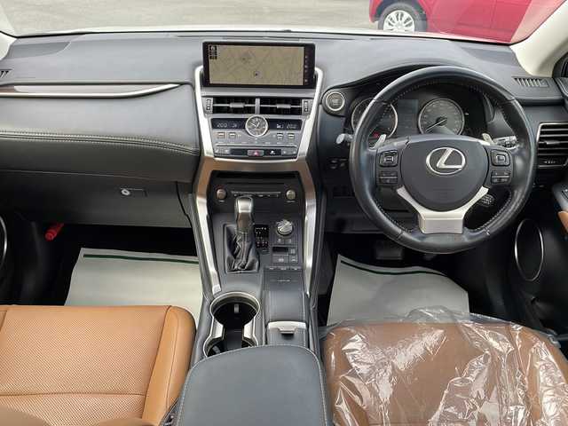 レクサス ＮＸ 300 バージョンL 山梨県 2019(平31)年 6.2万km ソニッククォーツ 純正メモリナビ　/全方位カメラ　/フルセグＴＶ　/Ｂｌｕｅｔｏｏｔｈ／ＣＤ／ＵＳＢ　/純正ビルトインＥＴＣ　/ガラスルーフ　/電動リアゲート　/全席パワーシート　/全席シートヒーター／前席ベンチレーション　/クルコン