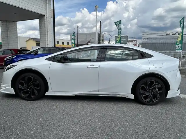 トヨタ プリウス Z 奈良県 2024(令6)年 1.6万km プラチナホワイトパールマイカ 1オーナー/モデリスタフルエアロ/モデリスタアルミ/純正メーカーナビ/TV/BT//アラウンドビューカメラ/追従式クルコン/コーナーセンサー/レーンキープアシスト/ETC2.0/バックカメラ/電動リアゲート/パワーシート/フルフラットシート/シートヒーター/エアシート/置くだけ充電/オートLEDライト/保証書・取説・スペアキー付