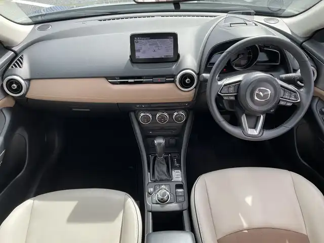 マツダ ＣＸ－３ 15S アーバンドレッサー 千葉県 2020(令2)年 1.7万km マシーングレープレミアムM ワンオーナー/純正SDナビ/(フルセグTV/BT/CD/DVD/FM/AM)/全周囲カメラ/前後ドライブレコーダー/ヘッドアップディスプレイ/ステアリングヒーター/衝突被害軽減システム/車線逸脱警報/クルーズコントロール/ハーフレザーシート/横滑り防止装置/ETC/アイドリングストップ/LEDヘッドライト/フォグランプ/オートライト/ウィンカーミラー/電動格納ミラー/純正16インチAW/シートヒーター/シートリフター/プッシュスタート/スマートキー/フロアマット/ドアバイザー/スペアキー/取扱説明書/保証書