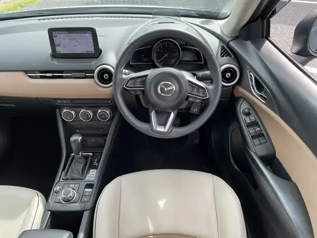 マツダ ＣＸ－３ 15S アーバンドレッサー 千葉県 2020(令2)年 1.7万km マシーングレープレミアムM ワンオーナー/純正SDナビ/(フルセグTV/BT/CD/DVD/FM/AM)/全周囲カメラ/前後ドライブレコーダー/ヘッドアップディスプレイ/ステアリングヒーター/衝突被害軽減システム/車線逸脱警報/クルーズコントロール/ハーフレザーシート/横滑り防止装置/ETC/アイドリングストップ/LEDヘッドライト/フォグランプ/オートライト/ウィンカーミラー/電動格納ミラー/純正16インチAW/シートヒーター/シートリフター/プッシュスタート/スマートキー/フロアマット/ドアバイザー/スペアキー/取扱説明書/保証書