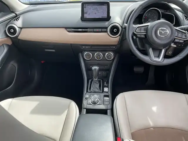 マツダ ＣＸ－３ 15S アーバンドレッサー 千葉県 2020(令2)年 1.7万km マシーングレープレミアムM ワンオーナー/純正SDナビ/(フルセグTV/BT/CD/DVD/FM/AM)/全周囲カメラ/前後ドライブレコーダー/ヘッドアップディスプレイ/ステアリングヒーター/衝突被害軽減システム/車線逸脱警報/クルーズコントロール/ハーフレザーシート/横滑り防止装置/ETC/アイドリングストップ/LEDヘッドライト/フォグランプ/オートライト/ウィンカーミラー/電動格納ミラー/純正16インチAW/シートヒーター/シートリフター/プッシュスタート/スマートキー/フロアマット/ドアバイザー/スペアキー/取扱説明書/保証書