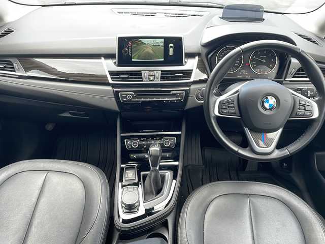 ＢＭＷ ２１８ｄ 福井県 2017(平29)年 9.9万km ミネラルホワイト ４WD/ディーゼルターボ/メーカー純正HDDナビゲーション/（CD/DVD/BT）/バックカメラ/プリクラッシュセーフティ/レーンキープアシスト/パーキングアシスト/ヘッドアップディスプレイ/アダプティブクルーズコントロール/LIMスイッチ/クリアランスソナー/純正17インチアルミホイール/3列シート/黒革シート/前席パワーシート/シートヒーター/LEDヘッドライト/フォグランプ/ステアリングリモコン/オートライト/ETC（ミラー一体型）/プッシュスタート/スマートキー/保証書/取扱説明書