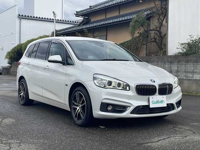 ＢＭＷ ２１８ｄ 福井県 2017(平29)年 9.9万km ミネラルホワイト ４WD/ディーゼルターボ/メーカー純正HDDナビゲーション/（CD/DVD/BT）/バックカメラ/プリクラッシュセーフティ/レーンキープアシスト/パーキングアシスト/ヘッドアップディスプレイ/アダプティブクルーズコントロール/LIMスイッチ/クリアランスソナー/純正17インチアルミホイール/3列シート/黒革シート/前席パワーシート/シートヒーター/LEDヘッドライト/フォグランプ/ステアリングリモコン/オートライト/ETC（ミラー一体型）/プッシュスタート/スマートキー/保証書/取扱説明書