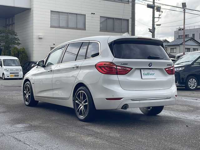 ＢＭＷ ２１８ｄ 福井県 2017(平29)年 9.9万km ミネラルホワイト ４WD/ディーゼルターボ/メーカー純正HDDナビゲーション/（CD/DVD/BT）/バックカメラ/プリクラッシュセーフティ/レーンキープアシスト/パーキングアシスト/ヘッドアップディスプレイ/アダプティブクルーズコントロール/LIMスイッチ/クリアランスソナー/純正17インチアルミホイール/3列シート/黒革シート/前席パワーシート/シートヒーター/LEDヘッドライト/フォグランプ/ステアリングリモコン/オートライト/ETC（ミラー一体型）/プッシュスタート/スマートキー/保証書/取扱説明書