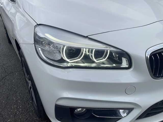 ＢＭＷ ２１８ｄ 福井県 2017(平29)年 9.9万km ミネラルホワイト ４WD/ディーゼルターボ/メーカー純正HDDナビゲーション/（CD/DVD/BT）/バックカメラ/プリクラッシュセーフティ/レーンキープアシスト/パーキングアシスト/ヘッドアップディスプレイ/アダプティブクルーズコントロール/LIMスイッチ/クリアランスソナー/純正17インチアルミホイール/3列シート/黒革シート/前席パワーシート/シートヒーター/LEDヘッドライト/フォグランプ/ステアリングリモコン/オートライト/ETC（ミラー一体型）/プッシュスタート/スマートキー/保証書/取扱説明書