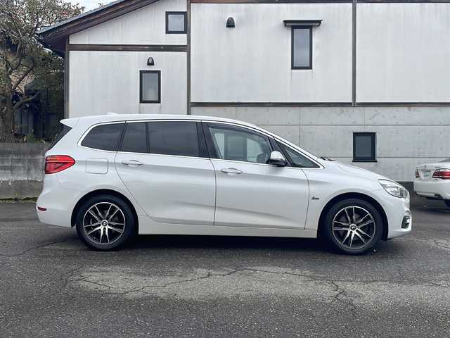 ＢＭＷ ２１８ｄ 福井県 2017(平29)年 9.9万km ミネラルホワイト ４WD/ディーゼルターボ/メーカー純正HDDナビゲーション/（CD/DVD/BT）/バックカメラ/プリクラッシュセーフティ/レーンキープアシスト/パーキングアシスト/ヘッドアップディスプレイ/アダプティブクルーズコントロール/LIMスイッチ/クリアランスソナー/純正17インチアルミホイール/3列シート/黒革シート/前席パワーシート/シートヒーター/LEDヘッドライト/フォグランプ/ステアリングリモコン/オートライト/ETC（ミラー一体型）/プッシュスタート/スマートキー/保証書/取扱説明書
