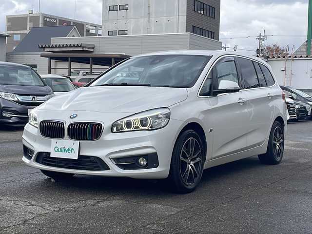 ＢＭＷ ２１８ｄ 福井県 2017(平29)年 9.9万km ミネラルホワイト ４WD/ディーゼルターボ/メーカー純正HDDナビゲーション/（CD/DVD/BT）/バックカメラ/プリクラッシュセーフティ/レーンキープアシスト/パーキングアシスト/ヘッドアップディスプレイ/アダプティブクルーズコントロール/LIMスイッチ/クリアランスソナー/純正17インチアルミホイール/3列シート/黒革シート/前席パワーシート/シートヒーター/LEDヘッドライト/フォグランプ/ステアリングリモコン/オートライト/ETC（ミラー一体型）/プッシュスタート/スマートキー/保証書/取扱説明書