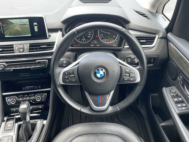 ＢＭＷ ２１８ｄ 福井県 2017(平29)年 9.9万km ミネラルホワイト ４WD/ディーゼルターボ/メーカー純正HDDナビゲーション/（CD/DVD/BT）/バックカメラ/プリクラッシュセーフティ/レーンキープアシスト/パーキングアシスト/ヘッドアップディスプレイ/アダプティブクルーズコントロール/LIMスイッチ/クリアランスソナー/純正17インチアルミホイール/3列シート/黒革シート/前席パワーシート/シートヒーター/LEDヘッドライト/フォグランプ/ステアリングリモコン/オートライト/ETC（ミラー一体型）/プッシュスタート/スマートキー/保証書/取扱説明書