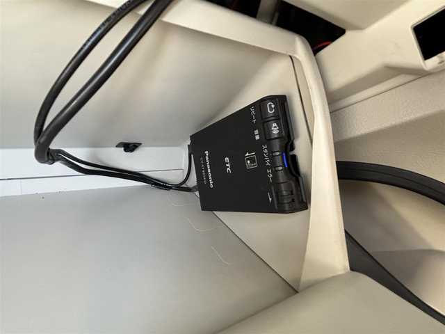 トヨタ シエンタ G 三重県 2017(平29)年 8.2万km レッドマイカM 登録時81851km/禁煙車/strade7インチSDナビ(CN-RE03WD)/・フルセグ・Bluetooth・CD/DVD・AM/F/衝突軽減ブレーキ/レーンディパーチャーアラート/先行車発進お知らせ機能/オートマチックハイビーム/両側パワースライドドア/バックカメラ/フロアマット/ETC/革巻きステアリング/ステアリングスイッチ/プッシュスタート/スマートキー/スペアキー