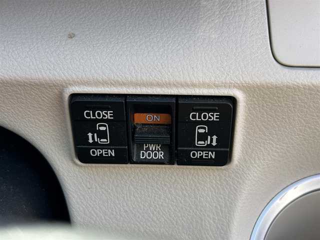 トヨタ シエンタ G 三重県 2017(平29)年 8.2万km レッドマイカM 登録時81851km/禁煙車/strade7インチSDナビ(CN-RE03WD)/・フルセグ・Bluetooth・CD/DVD・AM/F/衝突軽減ブレーキ/レーンディパーチャーアラート/先行車発進お知らせ機能/オートマチックハイビーム/両側パワースライドドア/バックカメラ/フロアマット/ETC/革巻きステアリング/ステアリングスイッチ/プッシュスタート/スマートキー/スペアキー