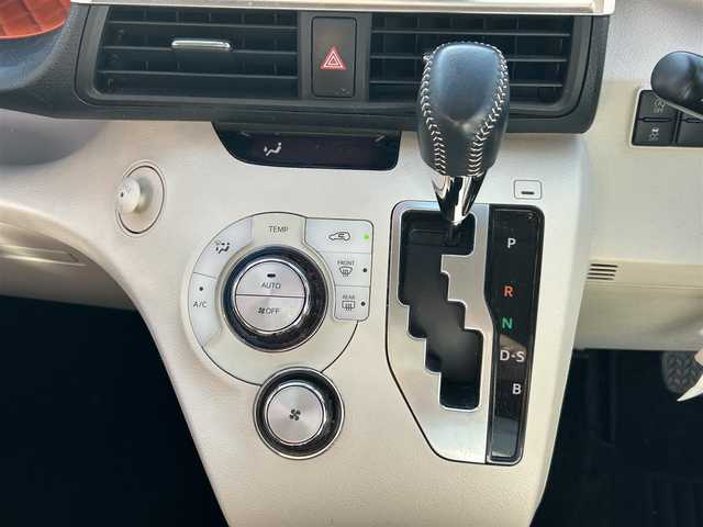 トヨタ シエンタ G 三重県 2017(平29)年 8.2万km レッドマイカM 登録時81851km/禁煙車/strade7インチSDナビ(CN-RE03WD)/・フルセグ・Bluetooth・CD/DVD・AM/F/衝突軽減ブレーキ/レーンディパーチャーアラート/先行車発進お知らせ機能/オートマチックハイビーム/両側パワースライドドア/バックカメラ/フロアマット/ETC/革巻きステアリング/ステアリングスイッチ/プッシュスタート/スマートキー/スペアキー