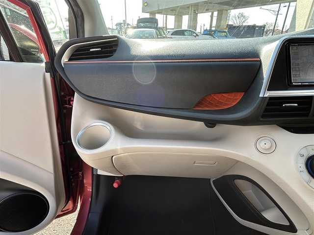 トヨタ シエンタ G 三重県 2017(平29)年 8.2万km レッドマイカM 登録時81851km/禁煙車/strade7インチSDナビ(CN-RE03WD)/・フルセグ・Bluetooth・CD/DVD・AM/F/衝突軽減ブレーキ/レーンディパーチャーアラート/先行車発進お知らせ機能/オートマチックハイビーム/両側パワースライドドア/バックカメラ/フロアマット/ETC/革巻きステアリング/ステアリングスイッチ/プッシュスタート/スマートキー/スペアキー