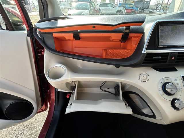 トヨタ シエンタ G 三重県 2017(平29)年 8.2万km レッドマイカM 登録時81851km/禁煙車/strade7インチSDナビ(CN-RE03WD)/・フルセグ・Bluetooth・CD/DVD・AM/F/衝突軽減ブレーキ/レーンディパーチャーアラート/先行車発進お知らせ機能/オートマチックハイビーム/両側パワースライドドア/バックカメラ/フロアマット/ETC/革巻きステアリング/ステアリングスイッチ/プッシュスタート/スマートキー/スペアキー