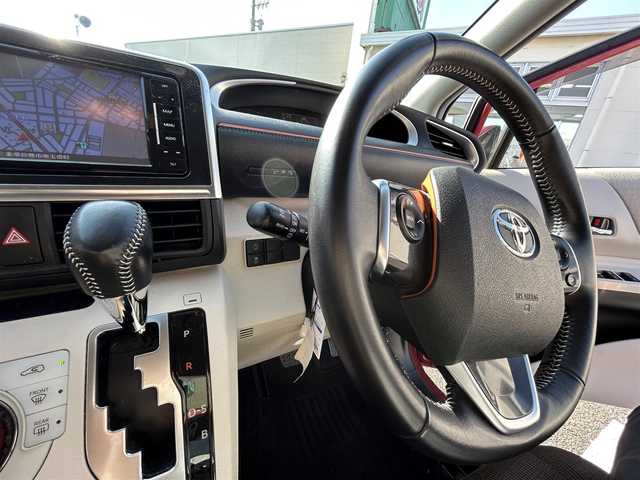 トヨタ シエンタ G 三重県 2017(平29)年 8.2万km レッドマイカM 登録時81851km/禁煙車/strade7インチSDナビ(CN-RE03WD)/・フルセグ・Bluetooth・CD/DVD・AM/F/衝突軽減ブレーキ/レーンディパーチャーアラート/先行車発進お知らせ機能/オートマチックハイビーム/両側パワースライドドア/バックカメラ/フロアマット/ETC/革巻きステアリング/ステアリングスイッチ/プッシュスタート/スマートキー/スペアキー