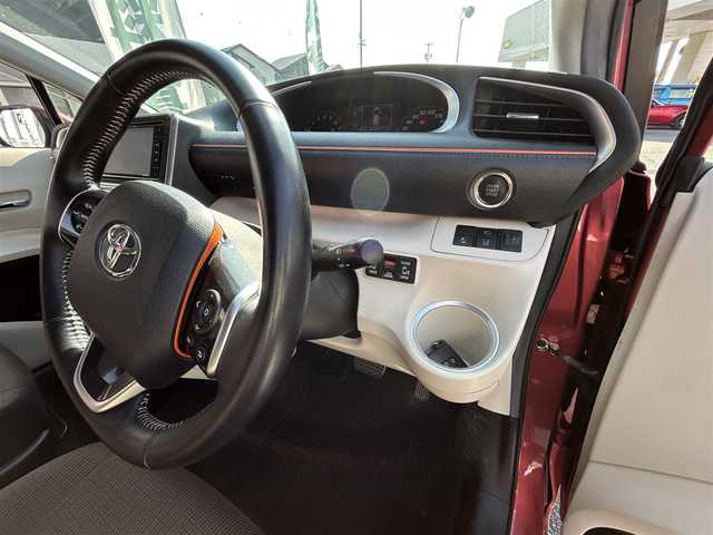 トヨタ シエンタ G 三重県 2017(平29)年 8.2万km レッドマイカM 登録時81851km/禁煙車/strade7インチSDナビ(CN-RE03WD)/・フルセグ・Bluetooth・CD/DVD・AM/F/衝突軽減ブレーキ/レーンディパーチャーアラート/先行車発進お知らせ機能/オートマチックハイビーム/両側パワースライドドア/バックカメラ/フロアマット/ETC/革巻きステアリング/ステアリングスイッチ/プッシュスタート/スマートキー/スペアキー