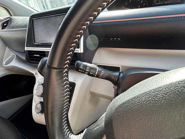 トヨタ シエンタ G 三重県 2017(平29)年 8.2万km レッドマイカM 登録時81851km/禁煙車/strade7インチSDナビ(CN-RE03WD)/・フルセグ・Bluetooth・CD/DVD・AM/F/衝突軽減ブレーキ/レーンディパーチャーアラート/先行車発進お知らせ機能/オートマチックハイビーム/両側パワースライドドア/バックカメラ/フロアマット/ETC/革巻きステアリング/ステアリングスイッチ/プッシュスタート/スマートキー/スペアキー