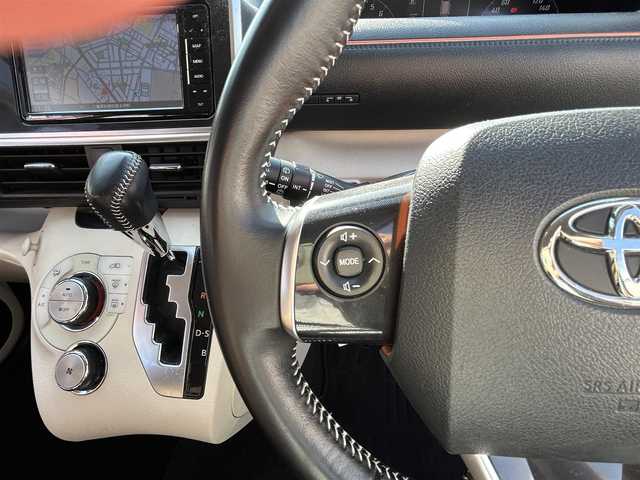 トヨタ シエンタ G 三重県 2017(平29)年 8.2万km レッドマイカM 登録時81851km/禁煙車/strade7インチSDナビ(CN-RE03WD)/・フルセグ・Bluetooth・CD/DVD・AM/F/衝突軽減ブレーキ/レーンディパーチャーアラート/先行車発進お知らせ機能/オートマチックハイビーム/両側パワースライドドア/バックカメラ/フロアマット/ETC/革巻きステアリング/ステアリングスイッチ/プッシュスタート/スマートキー/スペアキー