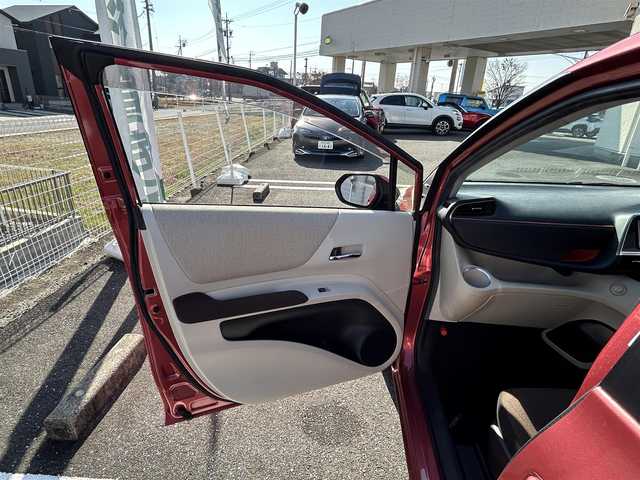 トヨタ シエンタ G 三重県 2017(平29)年 8.2万km レッドマイカM 登録時81851km/禁煙車/strade7インチSDナビ(CN-RE03WD)/・フルセグ・Bluetooth・CD/DVD・AM/F/衝突軽減ブレーキ/レーンディパーチャーアラート/先行車発進お知らせ機能/オートマチックハイビーム/両側パワースライドドア/バックカメラ/フロアマット/ETC/革巻きステアリング/ステアリングスイッチ/プッシュスタート/スマートキー/スペアキー