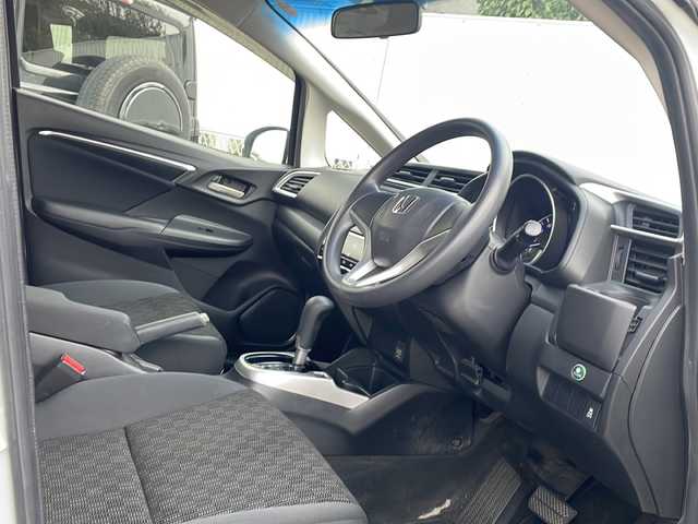 ホンダ フィット 13G Lパッケージ 香川県 2014(平26)年 8万km プレミアムホワイトパール 純正７型ＳＤナビ/・Bluetooth/・AM/FM/・ワンセグTV/ＥＴＣ/ＬＥＤヘッドライト/純正フロアマット/プッシュスタート/スマートキー/アイドリングストップ/パワーステアリング/パワーウィンドウ/オートライト/盗難防止装置/横滑り防止装置/ＡＢＳ/Wエアバッグ