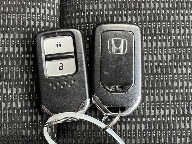 ホンダ フィット 13G Lパッケージ 香川県 2014(平26)年 8万km プレミアムホワイトパール 純正７型ＳＤナビ/・Bluetooth/・AM/FM/・ワンセグTV/ＥＴＣ/ＬＥＤヘッドライト/純正フロアマット/プッシュスタート/スマートキー/アイドリングストップ/パワーステアリング/パワーウィンドウ/オートライト/盗難防止装置/横滑り防止装置/ＡＢＳ/Wエアバッグ