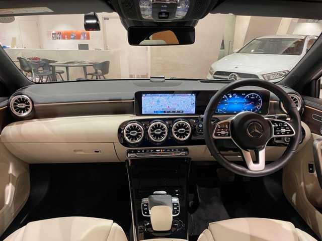 メルセデス・ベンツ Ａ２５０ 4MATIC 道央・札幌 2019(令1)年 0.7万km デジタルホワイト デジタルホワイト/パノラミックスライディングルーフ/レザーエクスクルーシブパッケージ/　・本革シート/　・アンビエントライト/　・ブラウンウォールナットウッドインテリアトリム/アドバンスドパッケージ/　・360°カメラ/　・ヘッドアップディスプレイ/　・アドバンスドサウンドシステム/ナビゲーションパッケージ/　・純正メモリナビ/　・フルセグテレビ/レーダーセーフティパッケージ/　・ACC/　・PRE-SAFE/　・ブラインドスポットアシスト/　・レーンキープアシスト/　・アクティブステアリングアシスト