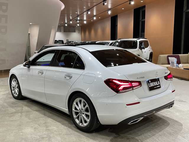 メルセデス・ベンツ Ａ２５０ 4MATIC 道央・札幌 2019(令1)年 0.7万km デジタルホワイト デジタルホワイト/パノラミックスライディングルーフ/レザーエクスクルーシブパッケージ/　・本革シート/　・アンビエントライト/　・ブラウンウォールナットウッドインテリアトリム/アドバンスドパッケージ/　・360°カメラ/　・ヘッドアップディスプレイ/　・アドバンスドサウンドシステム/ナビゲーションパッケージ/　・純正メモリナビ/　・フルセグテレビ/レーダーセーフティパッケージ/　・ACC/　・PRE-SAFE/　・ブラインドスポットアシスト/　・レーンキープアシスト/　・アクティブステアリングアシスト
