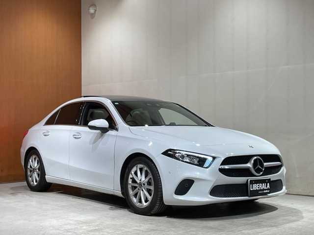 メルセデス・ベンツ Ａ２５０ 4MATIC 道央・札幌 2019(令1)年 0.7万km デジタルホワイト デジタルホワイト/パノラミックスライディングルーフ/レザーエクスクルーシブパッケージ/　・本革シート/　・アンビエントライト/　・ブラウンウォールナットウッドインテリアトリム/アドバンスドパッケージ/　・360°カメラ/　・ヘッドアップディスプレイ/　・アドバンスドサウンドシステム/ナビゲーションパッケージ/　・純正メモリナビ/　・フルセグテレビ/レーダーセーフティパッケージ/　・ACC/　・PRE-SAFE/　・ブラインドスポットアシスト/　・レーンキープアシスト/　・アクティブステアリングアシスト