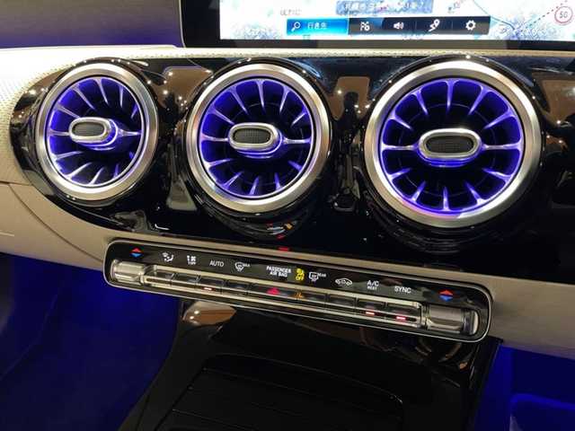 メルセデス・ベンツ Ａ２５０ 4MATIC 道央・札幌 2019(令1)年 0.7万km デジタルホワイト デジタルホワイト/パノラミックスライディングルーフ/レザーエクスクルーシブパッケージ/　・本革シート/　・アンビエントライト/　・ブラウンウォールナットウッドインテリアトリム/アドバンスドパッケージ/　・360°カメラ/　・ヘッドアップディスプレイ/　・アドバンスドサウンドシステム/ナビゲーションパッケージ/　・純正メモリナビ/　・フルセグテレビ/レーダーセーフティパッケージ/　・ACC/　・PRE-SAFE/　・ブラインドスポットアシスト/　・レーンキープアシスト/　・アクティブステアリングアシスト
