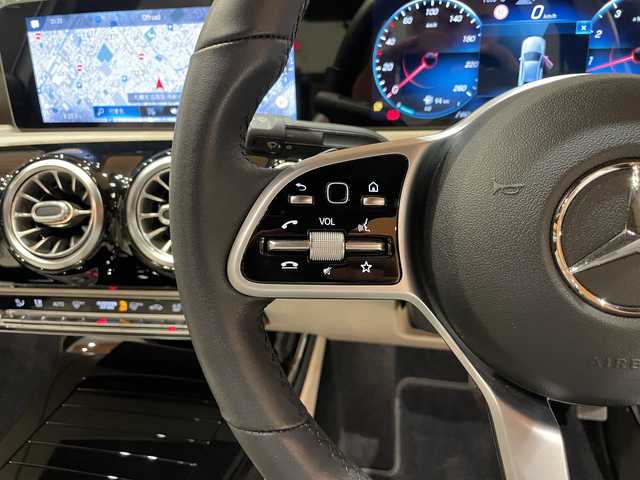 メルセデス・ベンツ Ａ２５０ 4MATIC 道央・札幌 2019(令1)年 0.7万km デジタルホワイト デジタルホワイト/パノラミックスライディングルーフ/レザーエクスクルーシブパッケージ/　・本革シート/　・アンビエントライト/　・ブラウンウォールナットウッドインテリアトリム/アドバンスドパッケージ/　・360°カメラ/　・ヘッドアップディスプレイ/　・アドバンスドサウンドシステム/ナビゲーションパッケージ/　・純正メモリナビ/　・フルセグテレビ/レーダーセーフティパッケージ/　・ACC/　・PRE-SAFE/　・ブラインドスポットアシスト/　・レーンキープアシスト/　・アクティブステアリングアシスト
