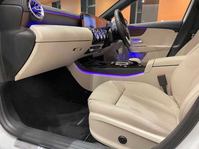 メルセデス・ベンツ Ａ２５０ 4MATIC 道央・札幌 2019(令1)年 0.7万km デジタルホワイト デジタルホワイト/パノラミックスライディングルーフ/レザーエクスクルーシブパッケージ/　・本革シート/　・アンビエントライト/　・ブラウンウォールナットウッドインテリアトリム/アドバンスドパッケージ/　・360°カメラ/　・ヘッドアップディスプレイ/　・アドバンスドサウンドシステム/ナビゲーションパッケージ/　・純正メモリナビ/　・フルセグテレビ/レーダーセーフティパッケージ/　・ACC/　・PRE-SAFE/　・ブラインドスポットアシスト/　・レーンキープアシスト/　・アクティブステアリングアシスト