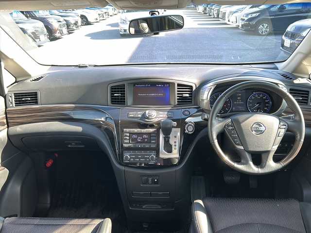 日産 エルグランド 250HWS アーバンクロム 沖縄県 2017(平29)年 2.1万km ブリリアントホワイトパール 純正ナビ　/（ＡＭ／ＦＭ／ＣＤ／ＤＶＤ／ＢＴ／ＴＶ）　/全方位モニター　/両側パワスラ　/クルーズコントロール　/コーナーセンサー　/オットマン　/ハーフレザー　/純正１８ＡＷ　/ＬＥＤヘッドライト/100V充電/オートライト/純正フロアマット/スマートキー/USB入力端子/横滑り防止